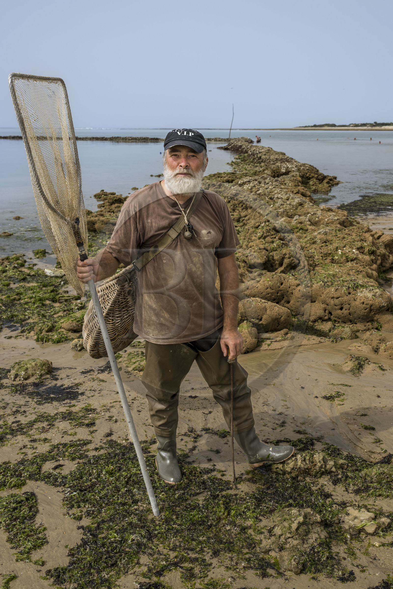 France, Charente-Maritime (17), Ile d'Oléron, Saint-Georges-d'Oléron, plage des Sables Vignier à marée basse, concessionnaire mareyant de l'écluse à poissons des Basses