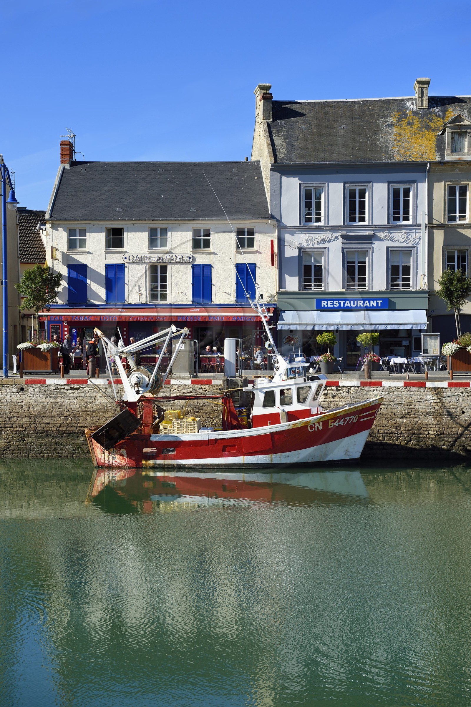 France, Calvados (14), Cote de Nacre, Port-en-Bessin, chalutier dans le port de pêche