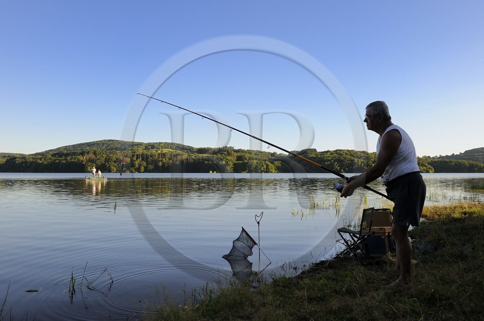 France, Nièvre (58), lac de Pannecière, pêche à la ligne en soirée