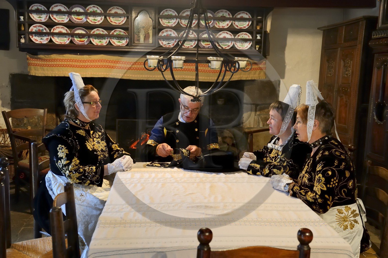 France, Finistère (29), Locronan, labellisé Les Plus Beaux Villages de France, ajustement des costumes traditionnels le matin de la procession de la petite Tromenie dans la ferme de la famille Louboutin