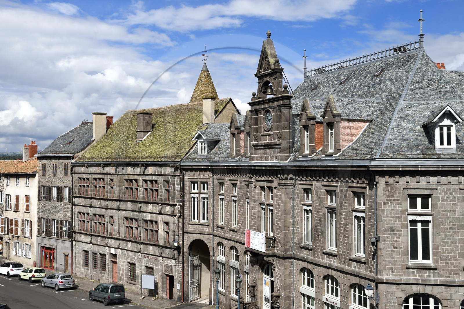 France, Cantal (15), Saint-Flour, la place d'Armes, le musée Alfred-Douet dans l'ancienne Maison consulaire doté d'une facade Renaissance (à gauche)