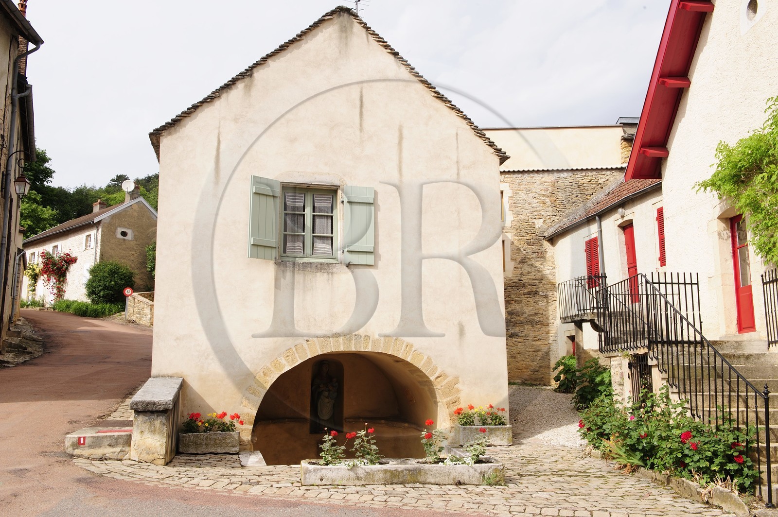 France, Côte d'Or (21), Pernand-Vergeles, source à la vierge dans le village