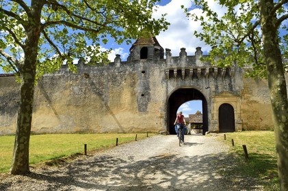 France, Charente (16), Saint-Brice, Logis de Garde-Epée du XVIème siècle, cyclistes sur la véloroute La Flow Vélo