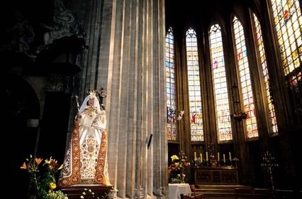 Belgique, Bruxelles, église Notre-Dame du Sablon, intérieur du chúur et statue de la vierge