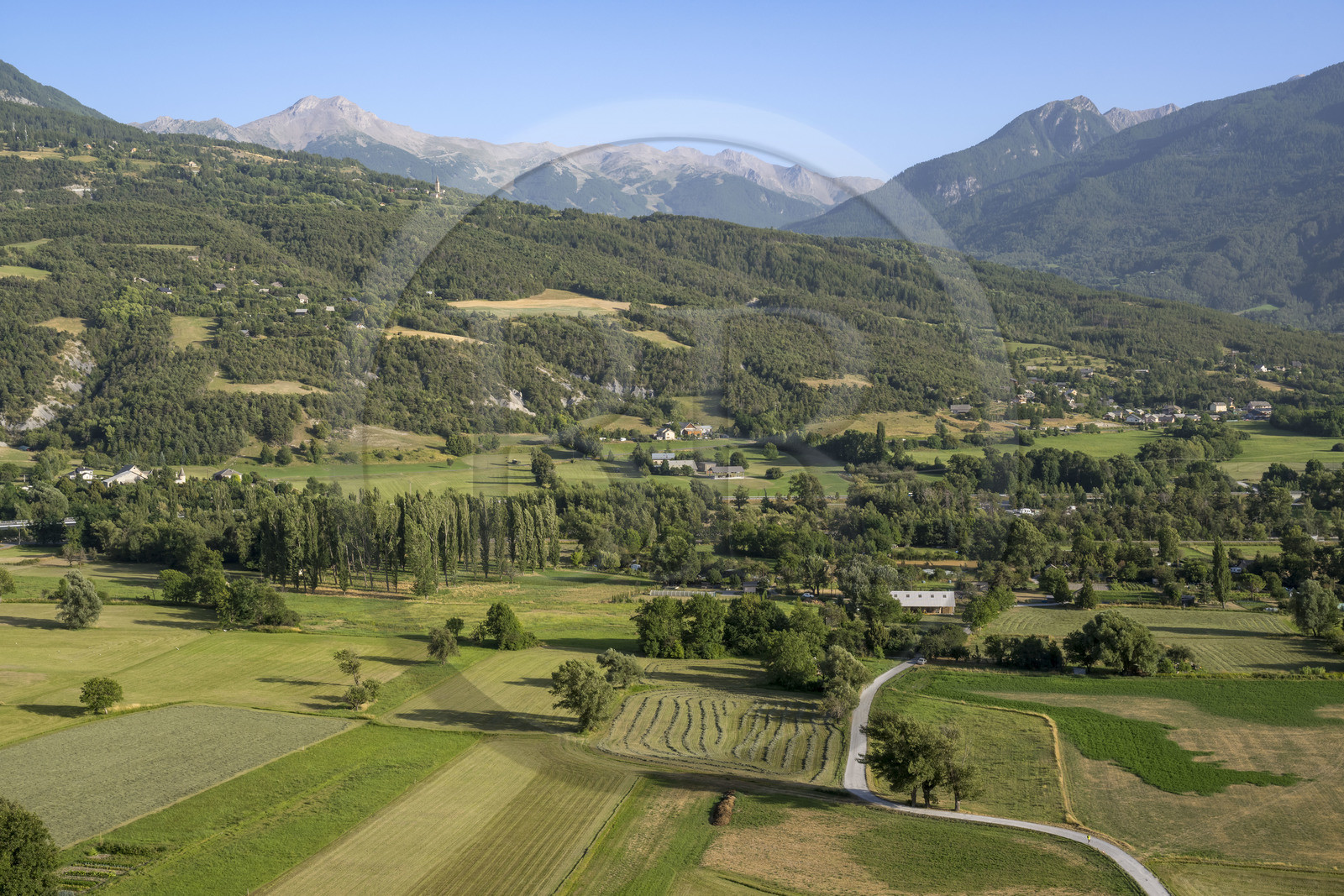 France, Hautes Alpes (05), Embrun, vue sur la vallée de la Durance et les massifs au Sud de la ville depuis la Promenade du bord du Roc sur les remparts France, Hautes Alpes (05), Embrun, vue sur la vallée de la Durance et les massifs au Sud de la ville depuis la Promenade du bord du Roc sur les remparts