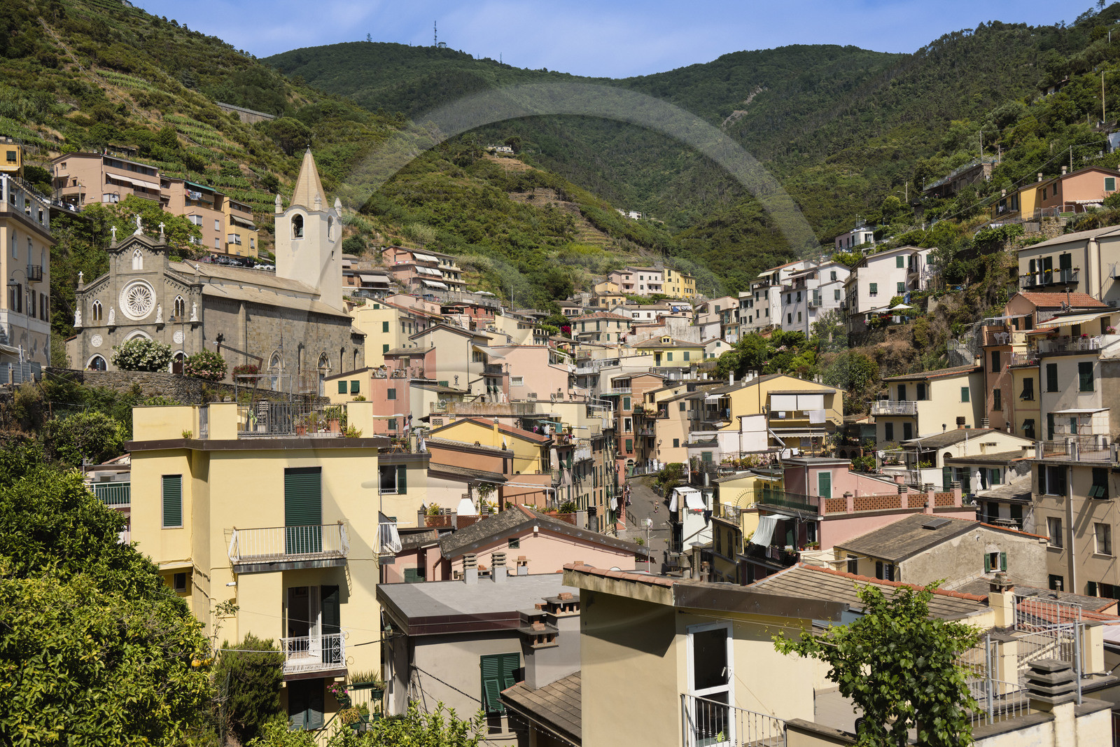 Italie, Ligurie, Cinque Terre, parc national des Cinque Terre classé Patrimoine Mondial de l'UNESCO, village de Riomaggiore et l'église paroissiale San Giovanni Battista (Saint Jean Baptiste)