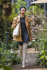 Rwanda, Kigali, Norrsken House Kigali, la mannequin Winnie Shema Tumusiime met en valeur la collection de sac de la marque Flove made in Rwanda