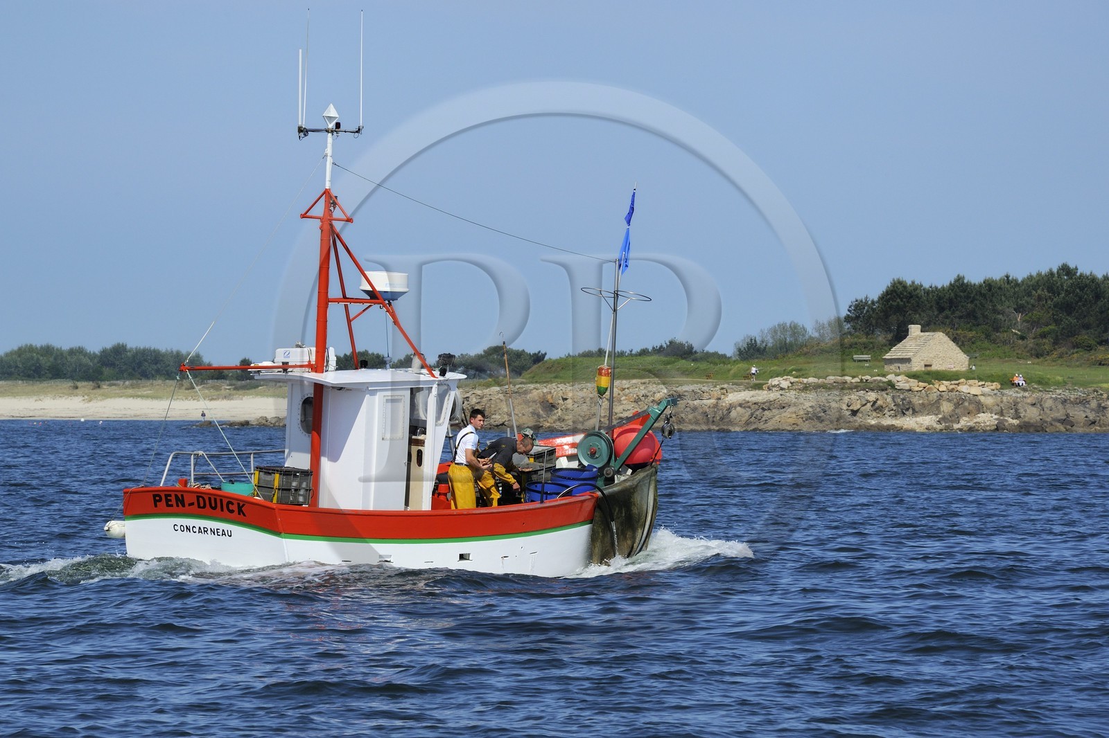 France, Finistère (29),  Bénodet, Anse du Trez, sortie de l'estuaire de l'Odet, retour d'un bateau de peche