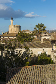 France, Gard (30), Aigues-Mortes, la Tour de Constance en bordure des remparts, maisons de la vieille ville au premier plan