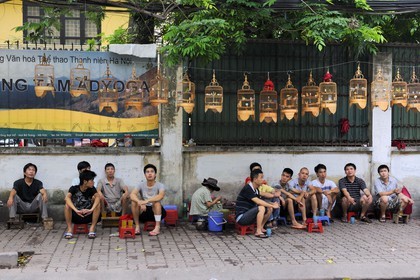Vietnam, Hanoï, collectionneurs et vendeurs d'oiseaux observant toute la journée durant leurs protégés
