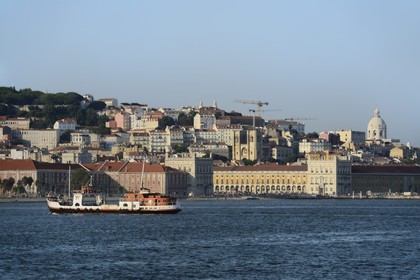 Portugal, Lisbonne, ferry sur le fleuve Tage (Rio Tejo) et le centre historique en arrière-plan