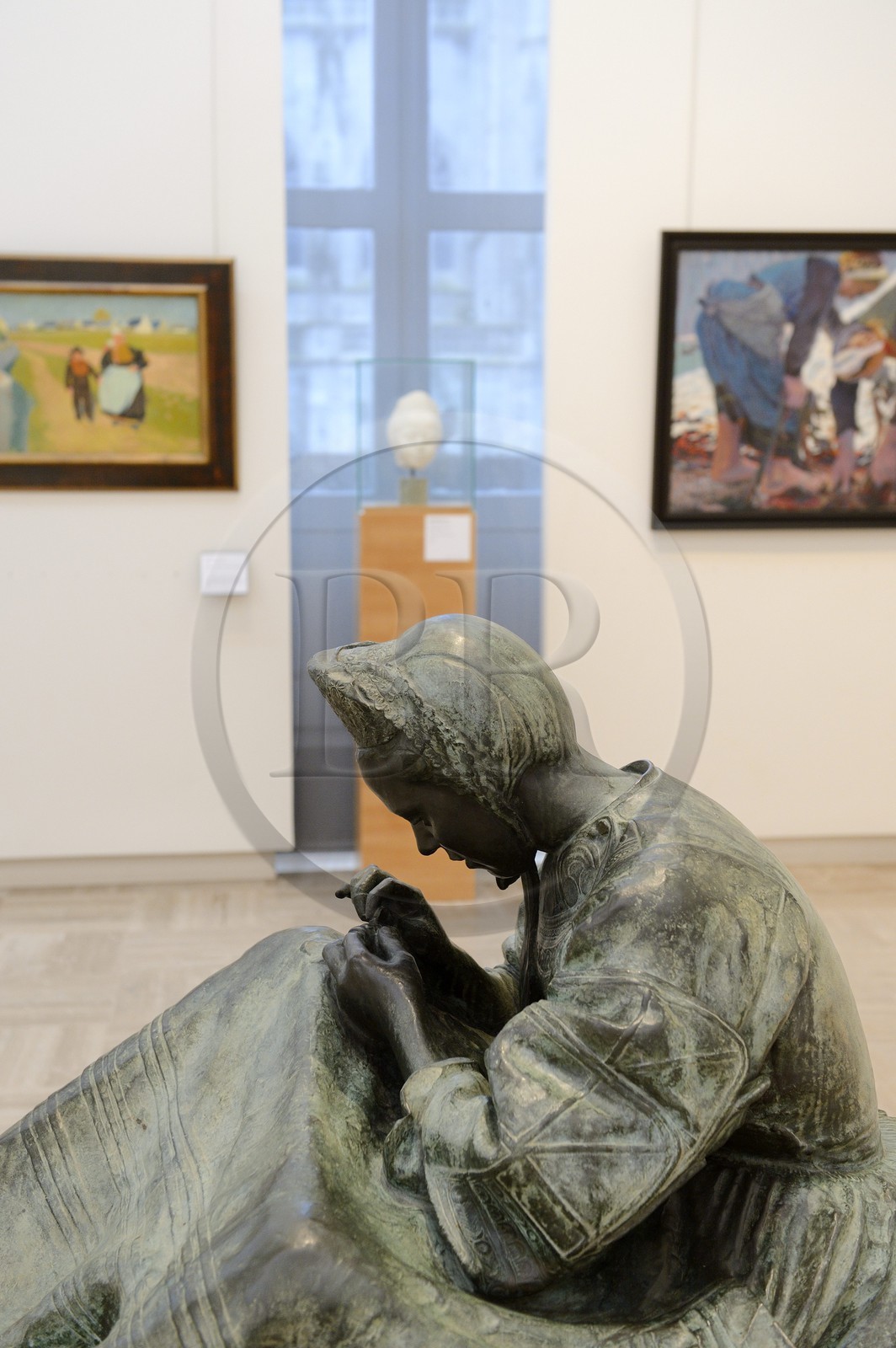 France, Finistère (29), Quimper, musée des Beaux Arts, statue Les Brodeuses (1907) de l'artiste René Quillivic