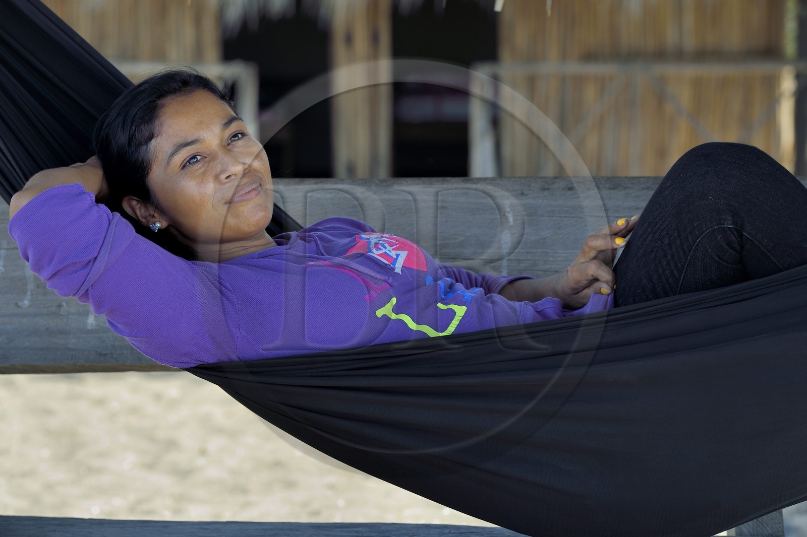 Nicaragua, la côte pacifique de Leon, parc national Isla Juan Venado, femme de la communauté amérindienne de Sutiava dans un hamac sur la plage