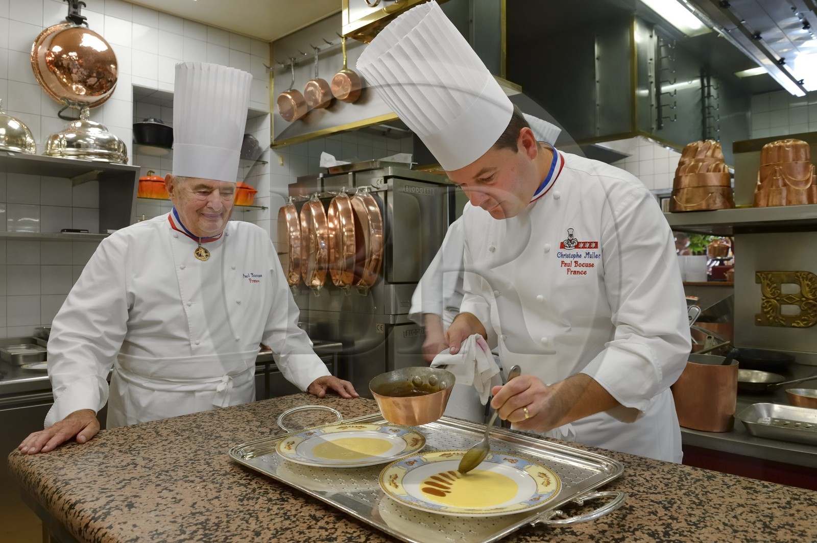 France, Rhône (69), Collonges-au-Mont-d'Or, Restaurant L'Auberge du Pont de Collonges de Paul Bocuse, trois étoiles au Guide Michelin depuis 1965, le grand chef cuisinier Meilleur ouvrier de France Paul Bocuse avec le chef executif Christophe Muller MOF 2000