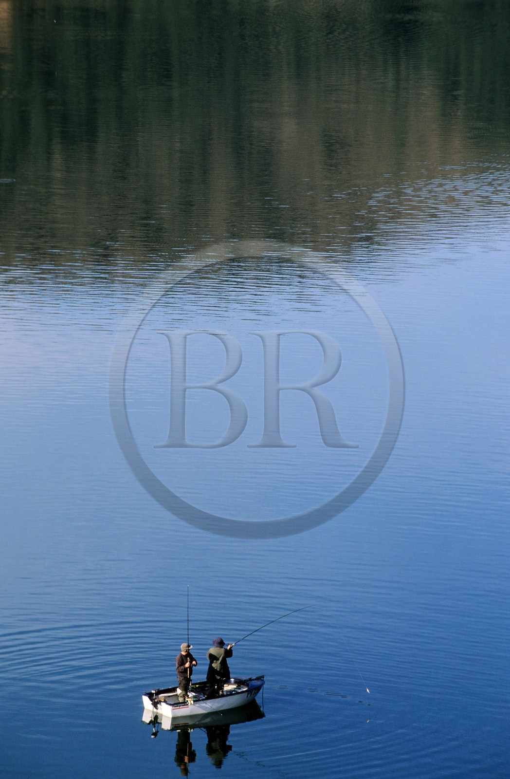 France, Pyrénées-Orientales (66), région des Fenouillèdes, pêcheurs sur le lac de Caramany France, Pyrénées-Orientales (66), région des Fenouillèdes, pêcheurs sur le lac de Caramany