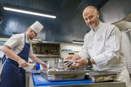 France, Charente-Maritime (17), La Rochelle, le chef étoilé Christopher Coutanceau dans les cuisines de son restaurant gastronomique 2 étoiles Michelin