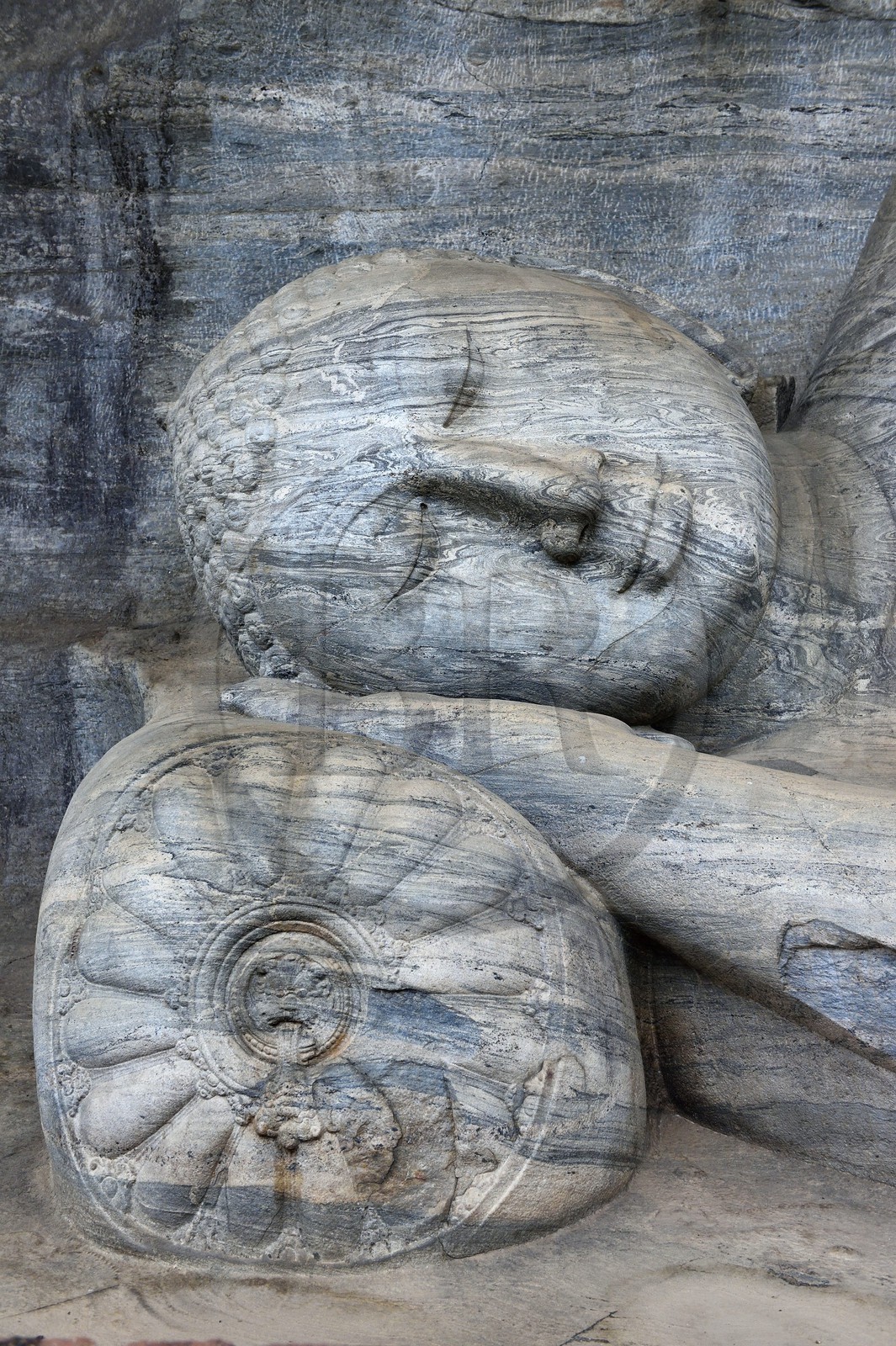 Sri Lanka, province du Centre-Nord, Polonnaruwa, l'ancienne capital du pays (XIe au XIIIe siècle) est classée au Patrimoine Mondial de l'UNESCO, bouddha géant taillé dans la rocher du Gal Vihara, Bouddha couché