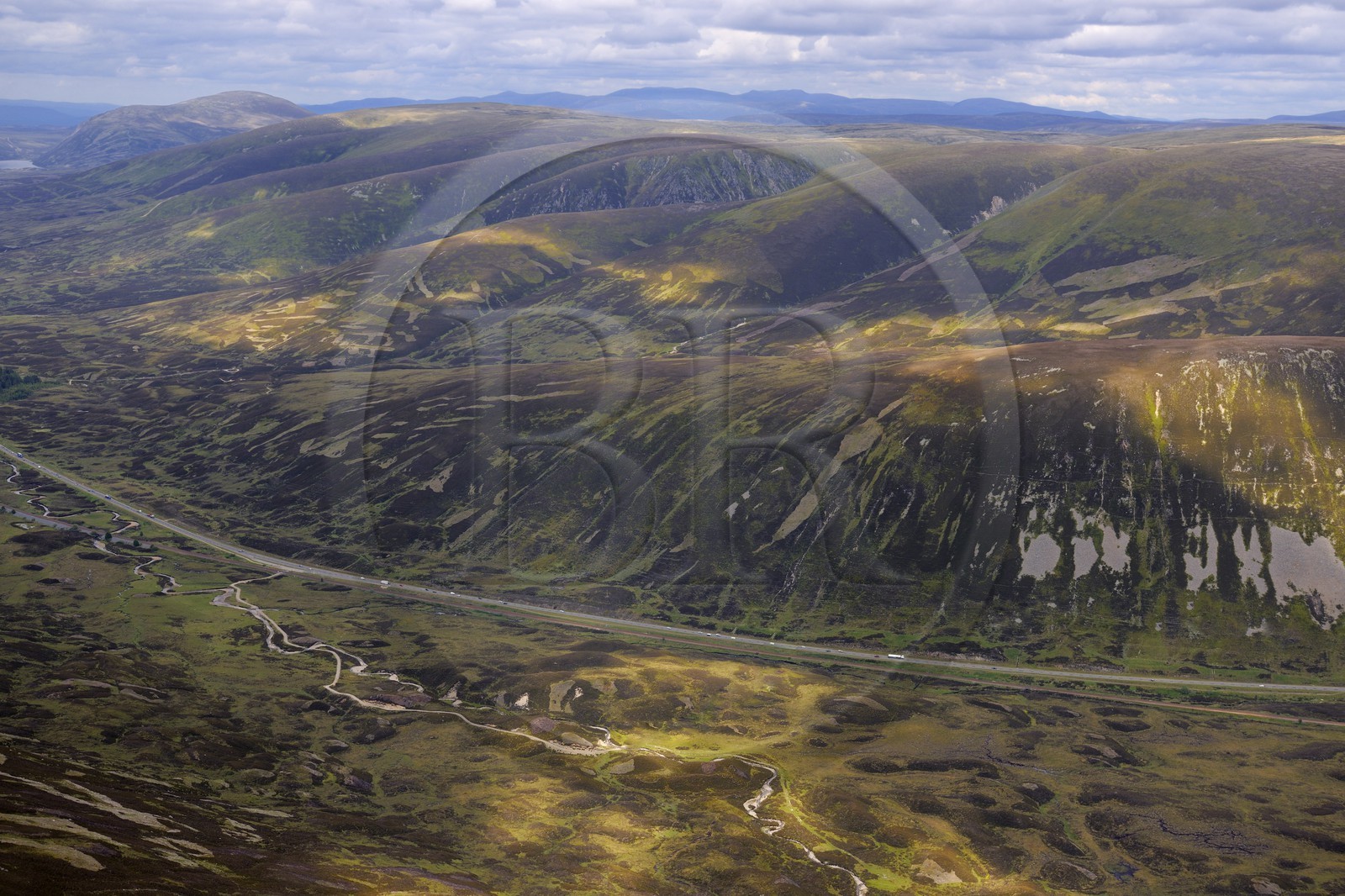 Royaume-Uni, Ecosse, Perth and Kinross, paysage des Grampian Mountains le long de la route A9 dans le Glen Garry près de Dalnaspidal (vue aérienne)