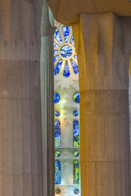 Espagne, Catalogne, Barcelone, quartier de l'Eixample, basilique de la Sagrada Familia de l'architecte du modernisme catalan Antoni Gaudi classée Patrimoine Mondial de l'UNESCO, colonnes de la nef centrale et le transept de la façade de la Passion dédiée à l'eau, à la résurrection et à la lumière en arrière plan