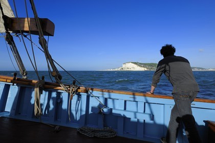 France, Seine-Maritime (76), Pays de Caux, Côte d'Albâtre, sortie en mer à bord du vieux gréement la Tante Fine au large des falaises de Fécamp
