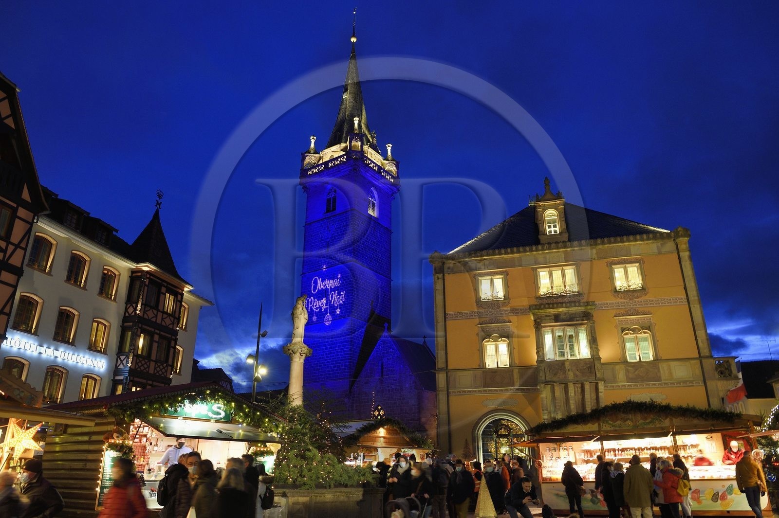France, Bas-Rhin (67), Obernai, marché de Noel sur la place du marché, Tour de la chapelle (Kappelturm) achevée au XVIe siècle, fait office de beffroi à côté de l'hôtel de ville