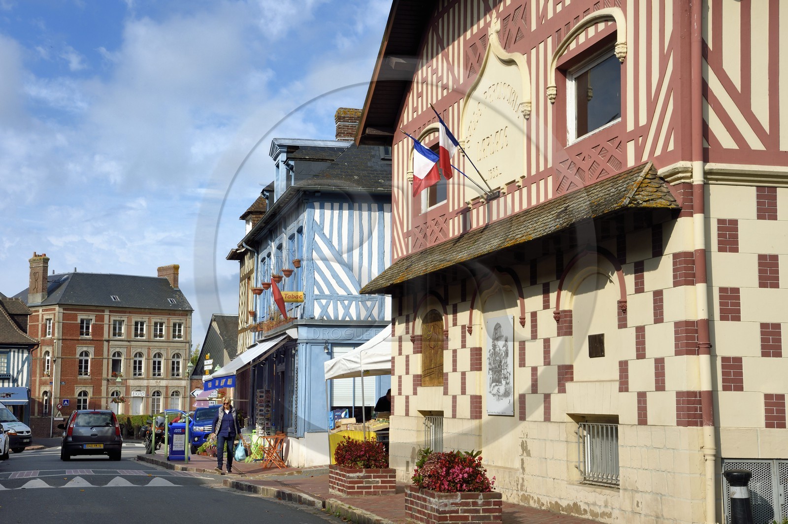 France, Calvados (14), Pays d'Auge, Beaumont-en-Auge, maison à pans de bois dans la rue principale du village