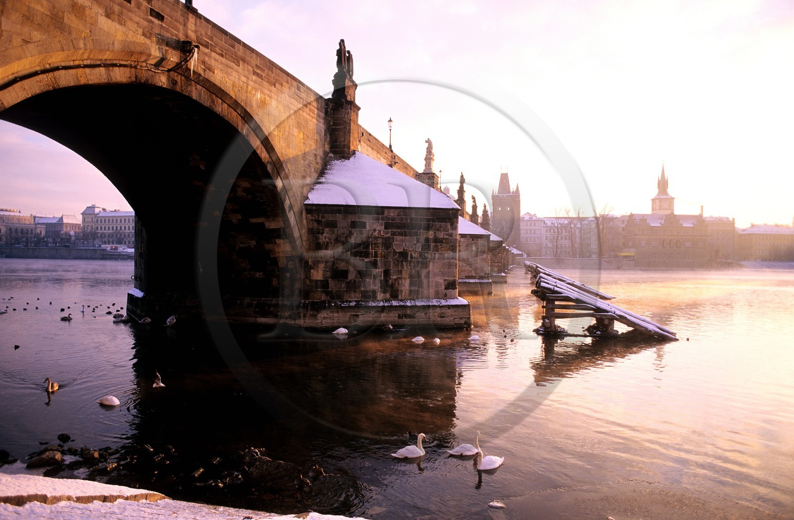 République Tchèque, Prague, le Pont Charles sur la Vlatva et la vieille ville au petit matin