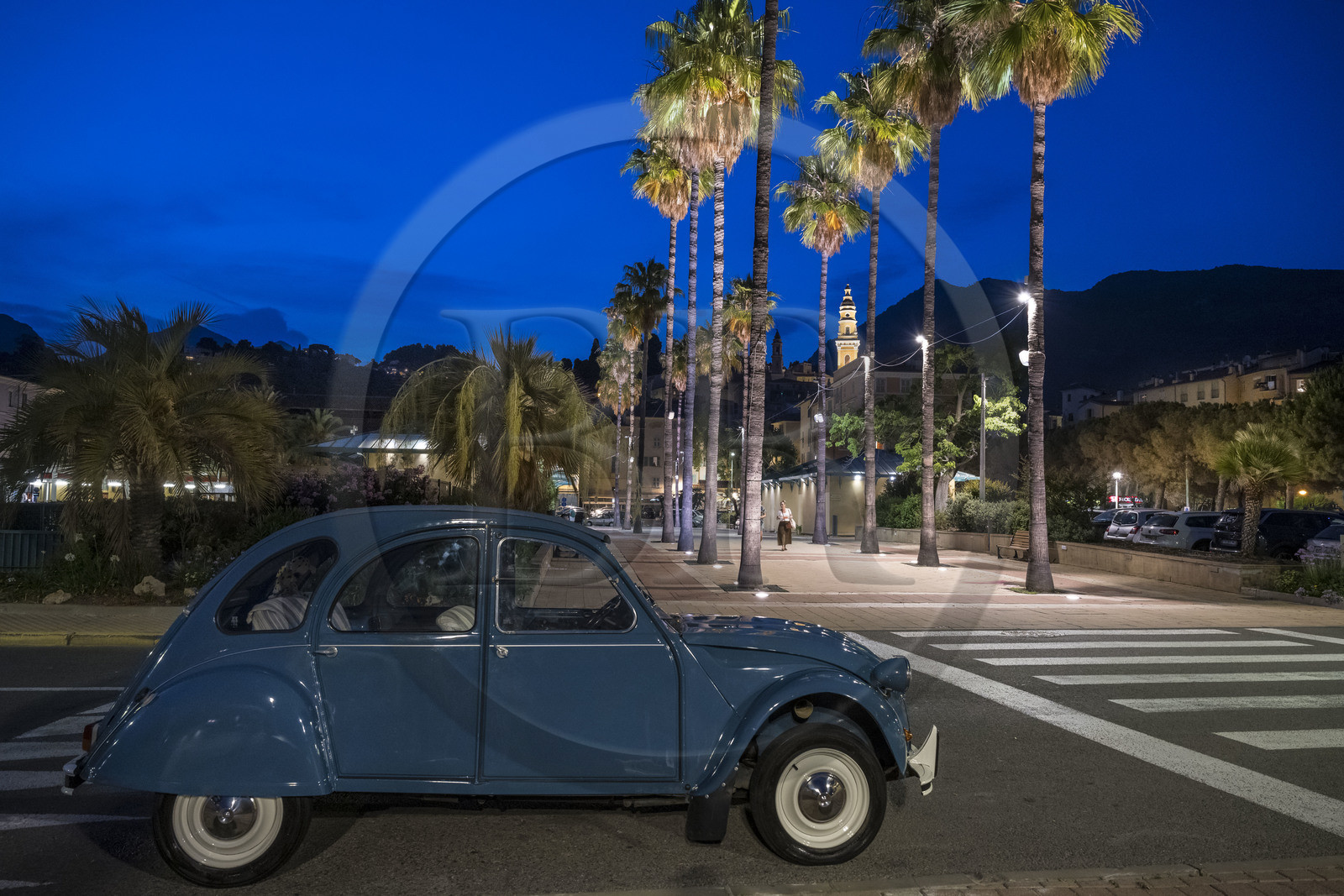 France, Alpes-Maritimes (06), Menton, 2 CV Citroën en bordure de l'allée accédant à la vieille ville