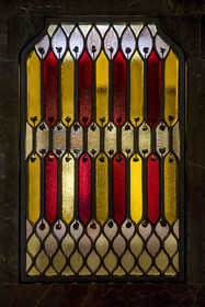 Espagne, Catalogne, Barcelone, le Palais Güell (Palau Güell) construit entre 1886 et 1891 et réalisé par l'architecte du modernisme catalan Antoni Gaudi, site classé au Patrimoine Mondial de l'UNESCO, vitrail en haut de l'escalier d'honneur mettant en valeur le drapeau catalan