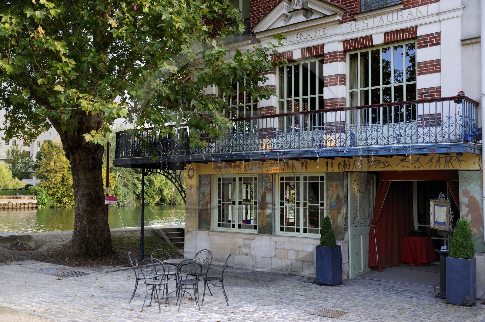 France, Yvelines (78), Chatou, l'ile des Impressionnistes, le restaurant La Maison Fournaise datant du milieu du XIXe siècle fut le haut lieu des impressionnistes et du canotage France, Yvelines (78), Chatou, l'ile des Impressionnistes, le restaurant La Maison Fournaise datant du milieu du XIXe siècle fut le haut lieu des impressionnistes et du canotage