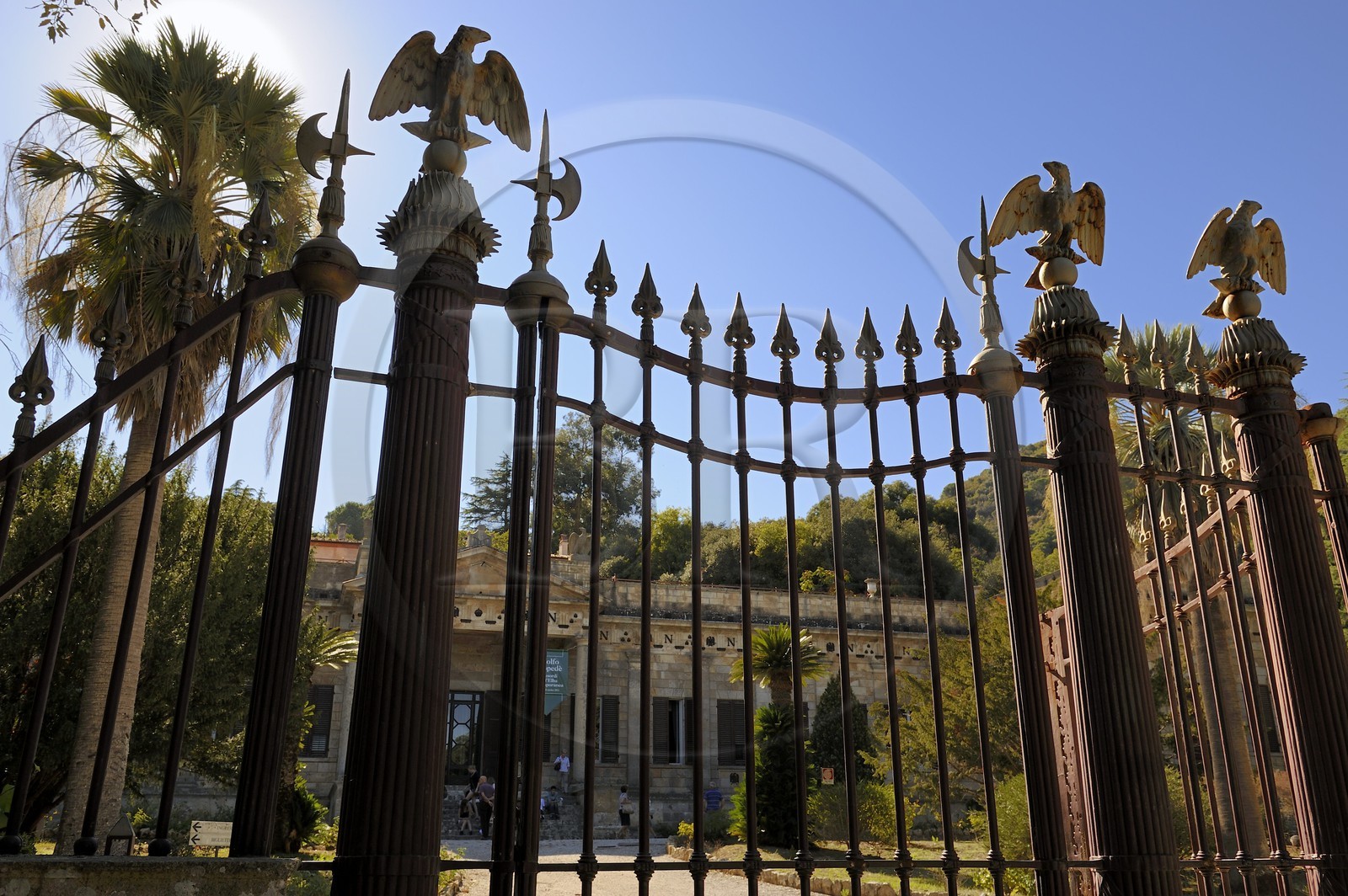 Italie, Toscane, l’Ile d’Elbe, San Martino, aigle imperial en haut des grilles de la Villa Napoleonica achetée par Napoléon 1er lors de son exile