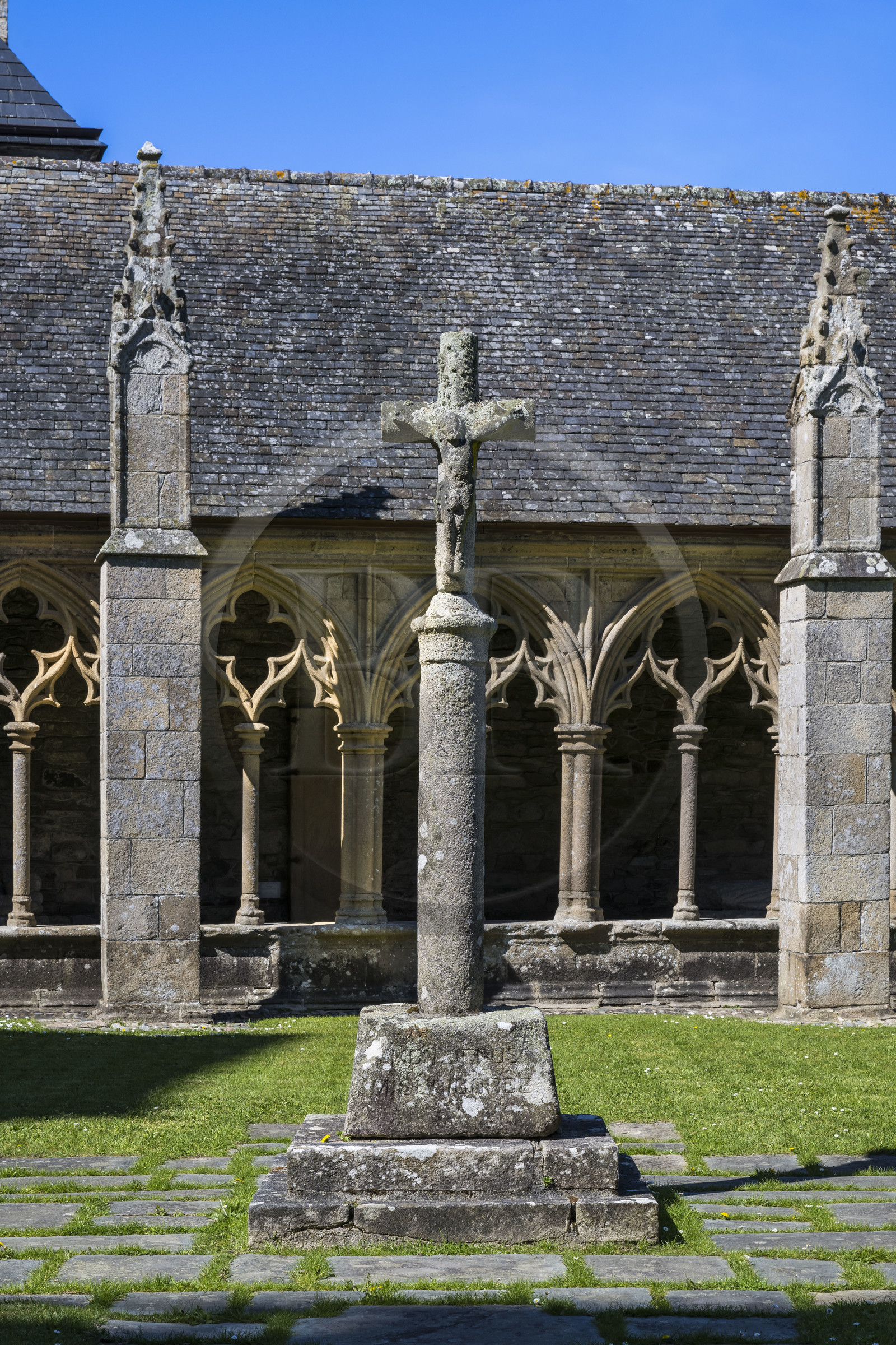 France, Côtes-d'Armor (22), Tréguier, cathédrale Saint-Tugdual, le cloitre de style gothique flamboyant datant de 1461