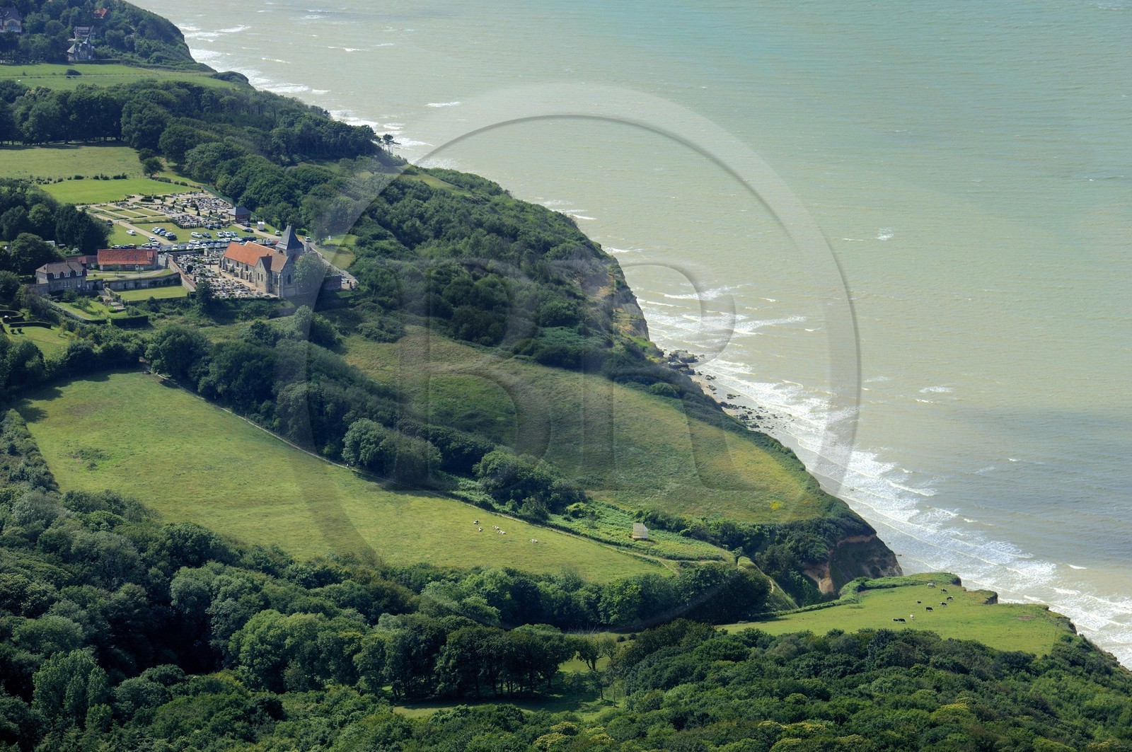 France, Seine-Maritime (76), Pays de Caux, l'église de Varengeville-sur-Mer et son cimetière marin surplombant les falaises de la Côte d'Albatre (vue aérienne)