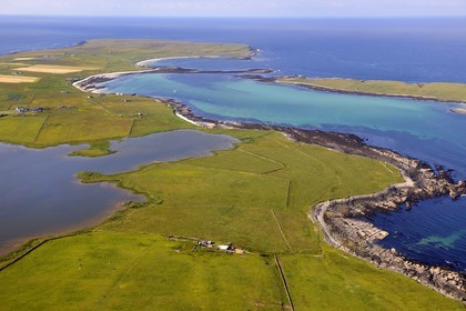 Royaume-Uni, Ecosse, Iles Orcades, Ile de Papa Westray, champs et fermes éparses sur cette toute petite île (environ 9 km²) (vue aérienne)