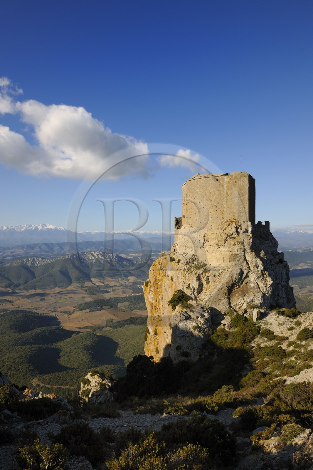 France, Aude (11), Pays Cathare, le château de Quéribus et la chaine des Pyrénées