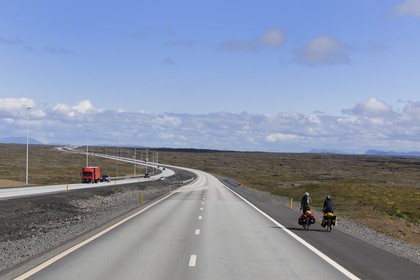 Islande, Reykvavik, cyclistes sur la route de Keflavik