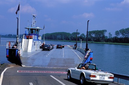 France, Bas-Rhin (67), le Rhin, l' unique bac de traversé entre la France et l' Allemagne a Rhinau
