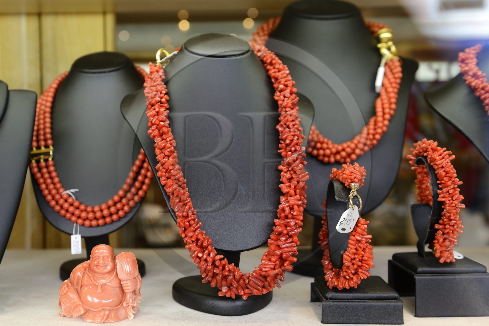 France, Corse-du-Sud (2A), Ajaccio, bijoux en corail dans la vitrine de la boutique La Maison du Corail rue Fesch