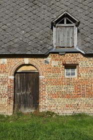 France, Seine-Maritime (76), Pays de Caux, Harcanville, clos masure La Bataille, ancienne bergerie datant de 1631 transformée en étable
