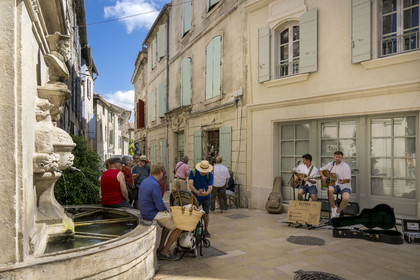 France, Bouches du Rhone, Regional Natural Park of the Alpilles, Saint Remy de Provence, street musicians from the acoustic duo Revers sing in front of the Nostradamus fountain