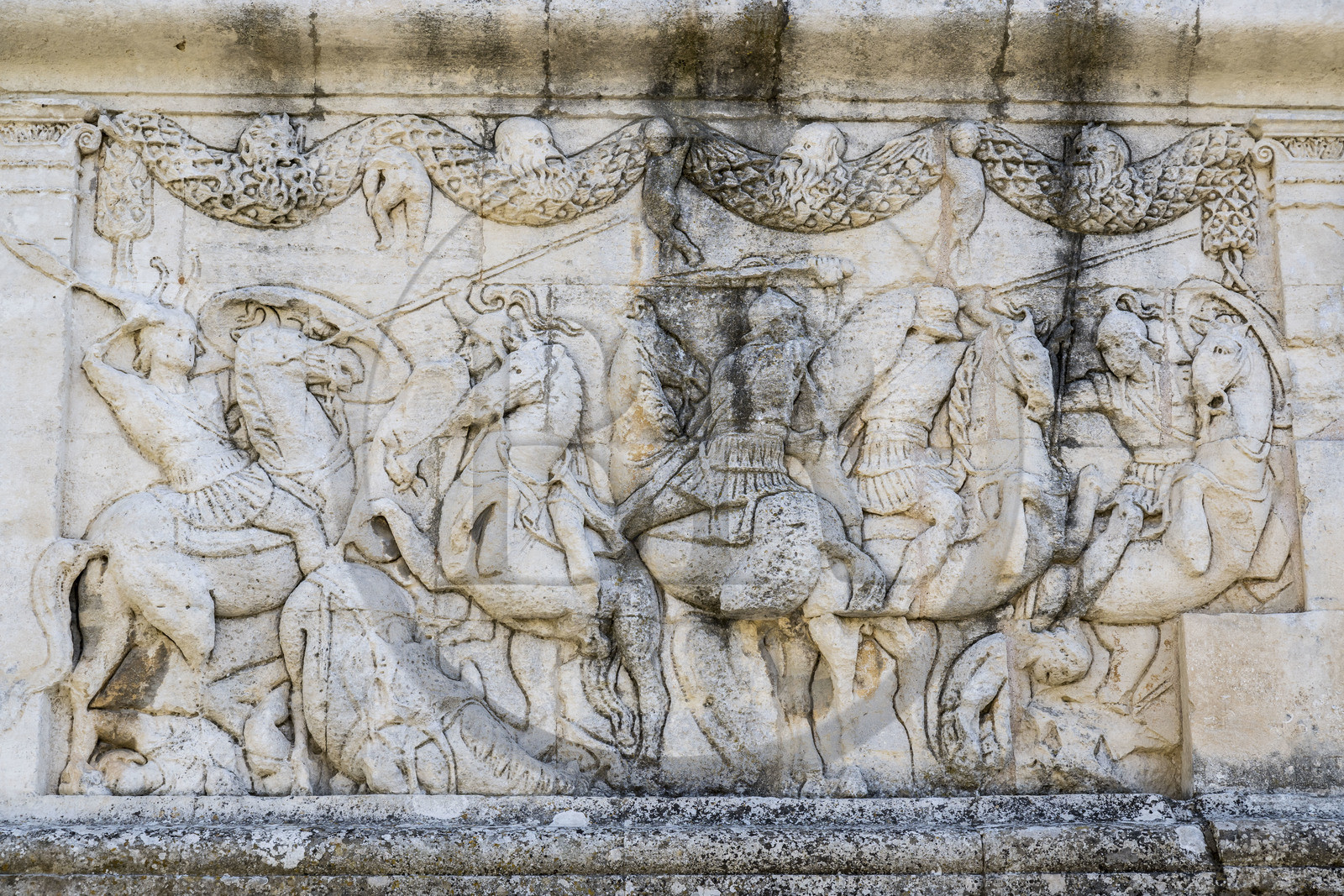 France, Bouches-du-Rhône (13), Parc Naturel Régional des Alpilles, Saint-Rémy-de-Provence, cénotaphe gallo-romain érigé entre -30 et -20 av J.-C. élevé à la mémoire d'un homme de la famille des Julii, une des quatre faces de la base carrée gravées d'une scène inspirée par la guerre mythique entre les Grecs et les Amazones