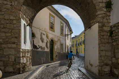 Portugal, Algarve, Faro, la vieille ville, la porte médiévale Arco do Repouso
