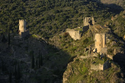 France, Aude (11), les tours du château cathare de Lastours