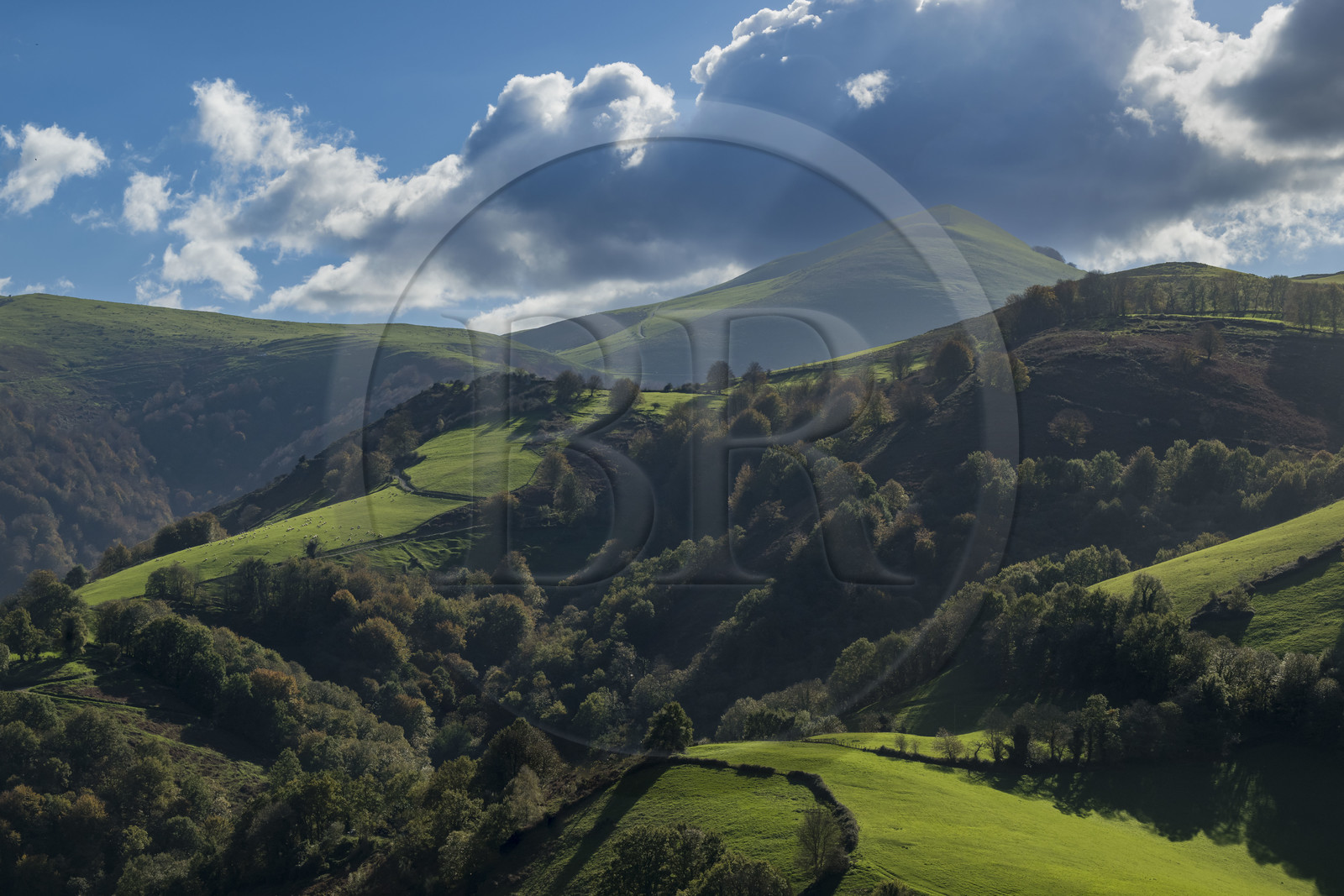 France, Pyrénées-Atlantiques (64), Pays-Basque, vallée des Aldudes, Urepel, le Kintoa (le pays Quint) au sud de la vallée à cheval de la frontière espagnole