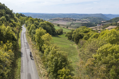 France, Aveyron, Grands-Causses Regional Nature Park, cyclistes effectuant l'itinéraire cyclo touristique Brebis'Cyclette en Pays de Roquefort, the col des Aiguières (aerial view)
