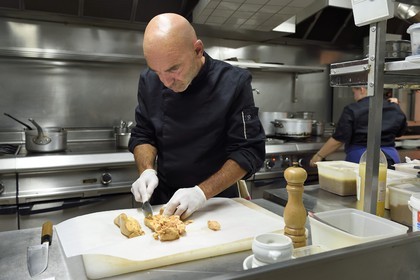France, Dordogne (24), Périgord Noir, vallée de la Dordogne, Sarlat-la-Canéda, Patrick Lavergne le Chef de cuisine du restaurant Présidial prépare un lobe de foie gras