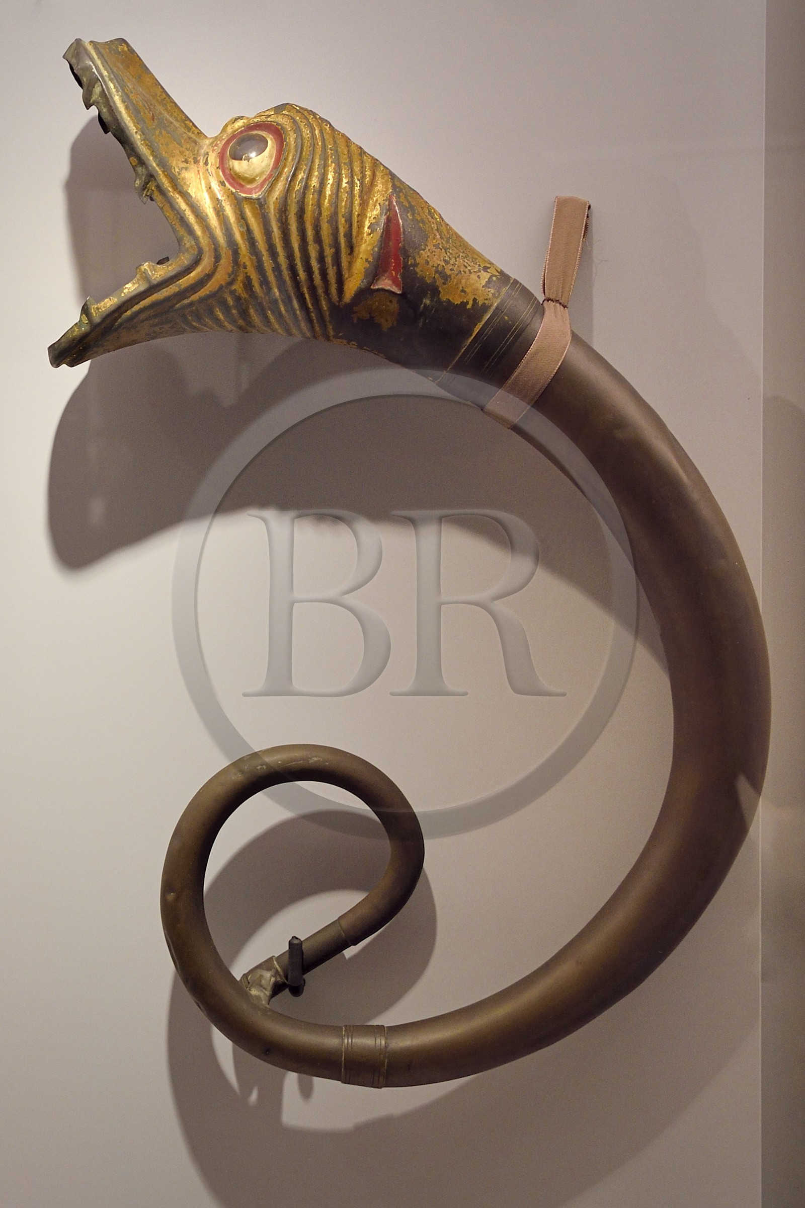 France, Seine-Maritime (76), Pays de Caux, Côte d'Albâtre, Les Pêcheries - Musée de Fécamp, Buccin en Si bémol datant de la fin du XVIIIe siècle, instrument de musique ayant appartenu au frère Jean-Baptiste Grisel (1754-1818) musicien de l'Abbaye et membre fondateur de la loge de Fécamp en 1778, loge de la Triple Unité qui se réunissait au sein même de l'Abbaye (elle disparait entre 1790 et 1811)