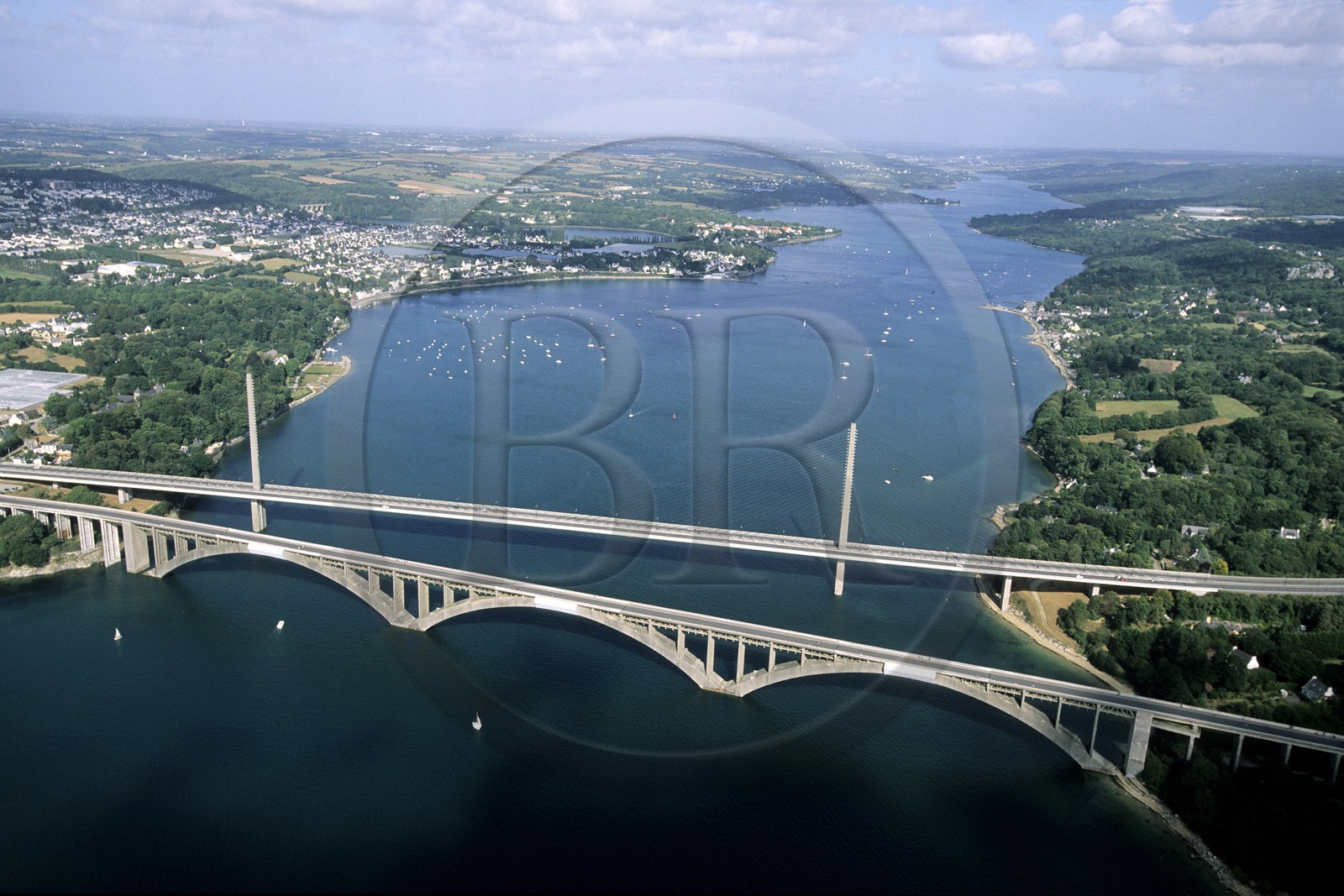 France, Finistère (29), les ponts Albert-Louppe et Iroise sur la rivière Elorn, en bordure de la rade de Brest (vue aérienne) France, Finistère (29), les ponts Albert-Louppe et Iroise sur la rivière Elorn, en bordure de la rade de Brest (vue aérienne)
