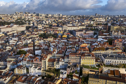 Portugal, Lisbonne, quartier de Misericordia à l'ouest du Bairro Alto, à gauche le palais de Sao Bento qui abrite l'Assemblée de la République portugaise, au centre l'église Igreja de Nossa Senhora das Merces collée à l'Ecole Passos Manuelà droite (vue aérienne)