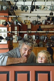France, Cantal (15), Parc naturel régional de l'Aubrac, plateau de l'Aubrac, Saint-Urcize, le restaurateur et guide de pêche Fred Pullini dit Remise avec sa petite fille Esther